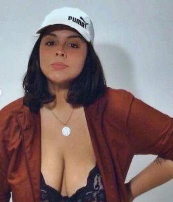 大きな牛が巨乳ブラジル人女を抱きしめる