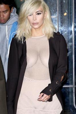 Kim Kardashian Seins Gros seins Cheveux blonds Célébrités