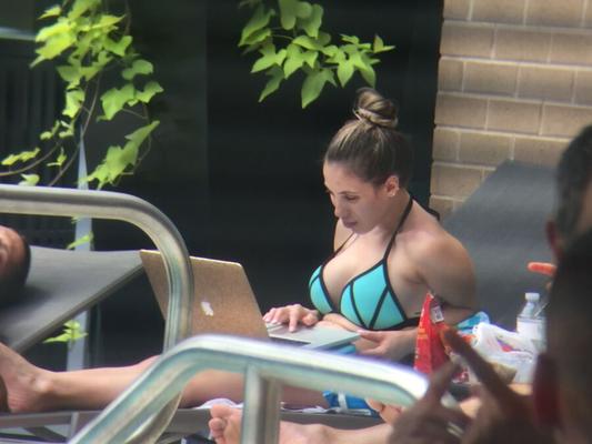 Creepshots einer heißen, vollbusigen jungen Dame am Pool – Originalinhalt