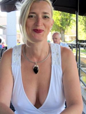 Une MILF blonde aux gros seins adore taquiner