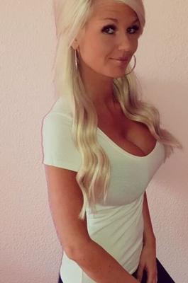 Blonde Bimbo Salope