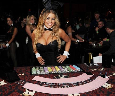 Carmen Electra peituda revendedora de blackjack