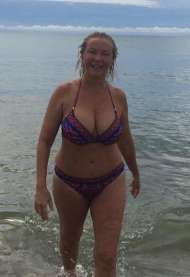 MILF aux gros seins plantureuse en bikini et regardant.Amazing Year Old