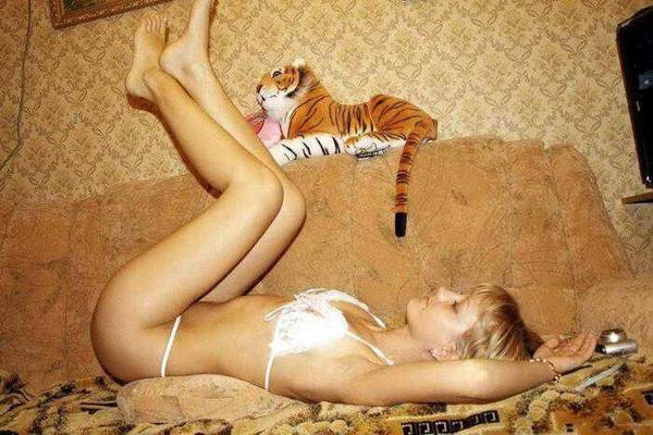 Fille russe sexy et son tigre en peluche