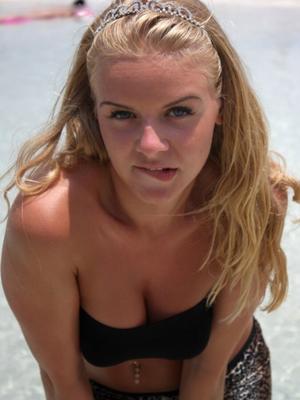 Vollbusige Blondine am Strand