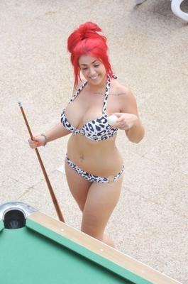 Holly Hagan - Jugando al billar