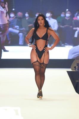 Un modèle sexy coréen en lingerie remporte le concours