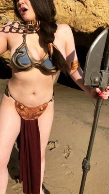 Célébrité américaine du cosplay posant nue