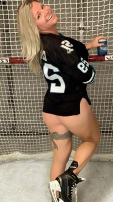 HOT HOCKEY CHICK