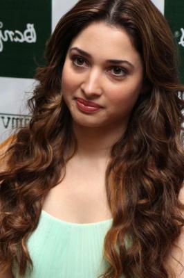 Tamannaah Bhatia - Diva indienne de Bollywood bien roulée dans une superbe tenue