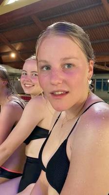 Mes amies adolescentes en bikini avec des seins énormes