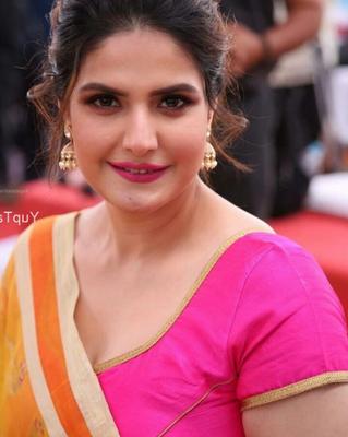 Zarine Khan - Busty Indian Babe no lançamento do evento Aryavartha Nagari