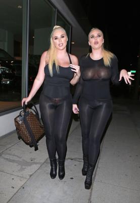 Kristina y Karissa Shannon se ven a través de