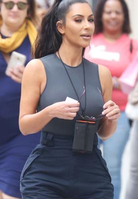 Kim Kardashian vue arrivant au magasin Jeffrey