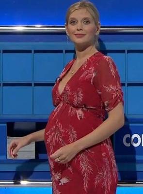 Rachel Riley MILF aux gros seins TV