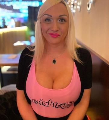 Dolly D.Deluxe/dollybluesky: Blonde Tranny Bimbo mit Silikontitten