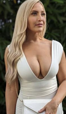 ¡La zorra británica de Sports TV Emma Louise Jones y sus enormes tetas!