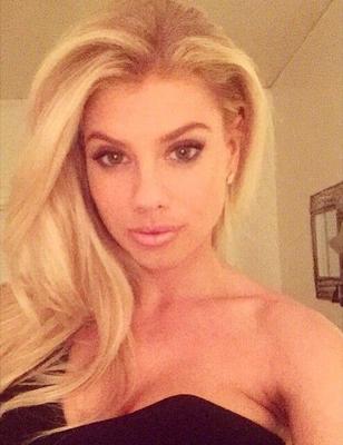 CHARLOTTE MCKINNEY FUITE DES PHOTOS DE TÉLÉPHONE CELLULAIRE NUE