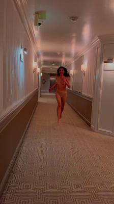 Alison Brie corriendo en topless en un hotel