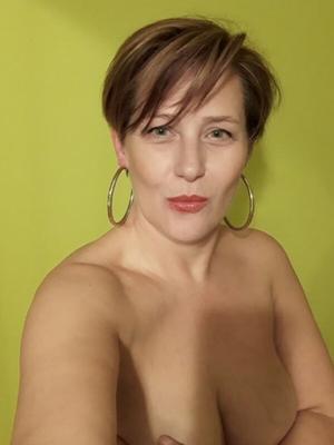 femme chaude et mature amateur montre ses seins et sa chatte