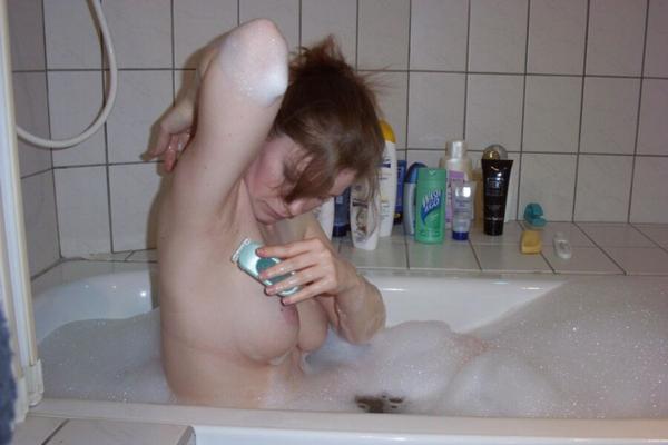 Geiles Mädchen in der Badewanne