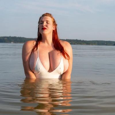 Rousse sexy à gros seins avec de larges épaules