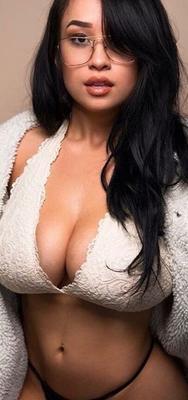 Brune parfaite aux gros seins