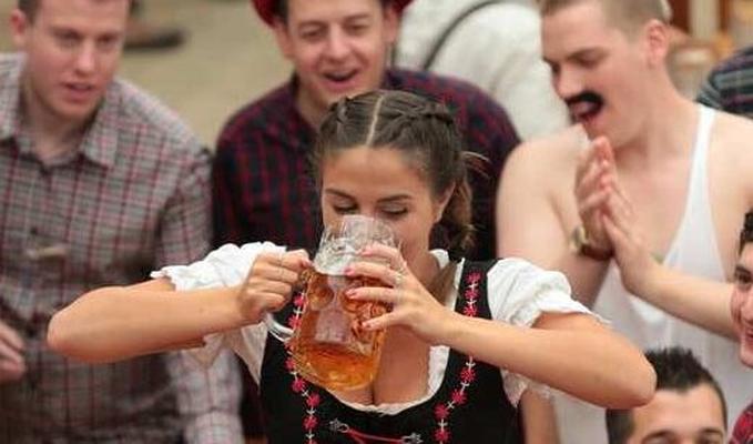 Heiße Oktoberfest-Frau