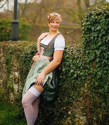 Fesche Madln im Dirndl zum Dreihundertneunundsiebzigste`n