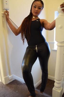 Tamera in Lederleggings und Badeanzug