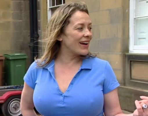 Sarah Beeny - seins et orteils