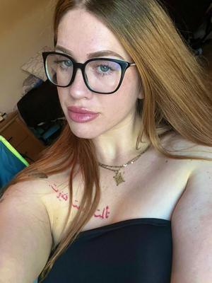 Fille sexy rousse au gros cul très serein avec des lunettes mélangées chaudes