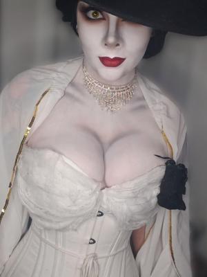 Lady Dimitrescu em cosplay