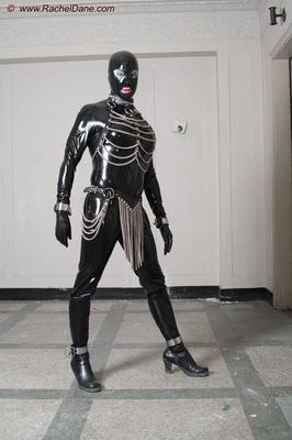 Shemale in black latex and chains