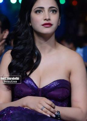 Shruti Haasan: hermosa diva india impresionante con un vestido morado intenso