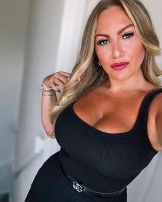 Tabitha die MILF zeigt ihren dicken Schwanz