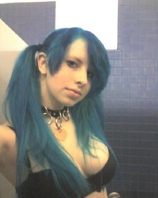 Emo de pelo azul con bonitas tetas firmes