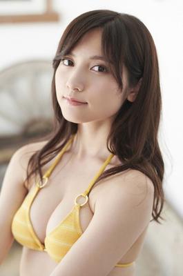 Nashiko Momotsuki, une fille sexy en bikini