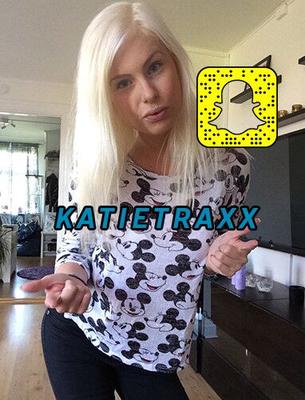 Возбужденная грудастая девушка хвастается в Snapchat KatieTraxx