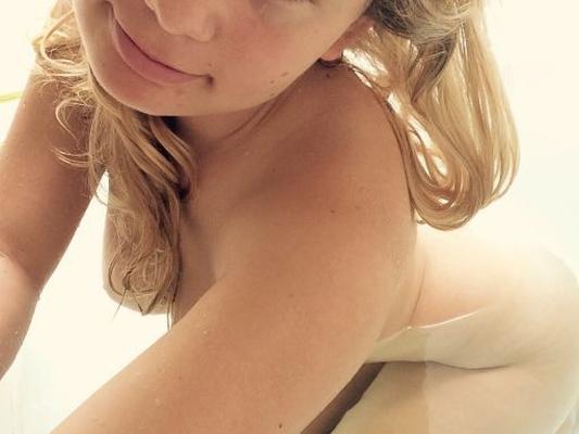 jeune blonde aux gros seins