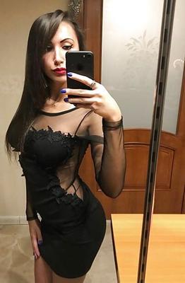 Jovem prostituta sexy com peitos grandes e firmes e tudo para gozar