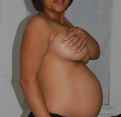 Femme ébène aux gros seins enceinte