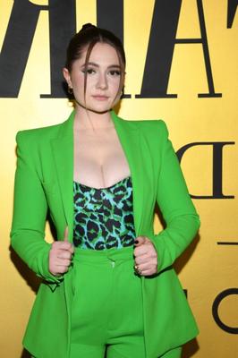 Emma Kenney enorme escote en la fiesta Vanity Fair X Bacardí en Holly