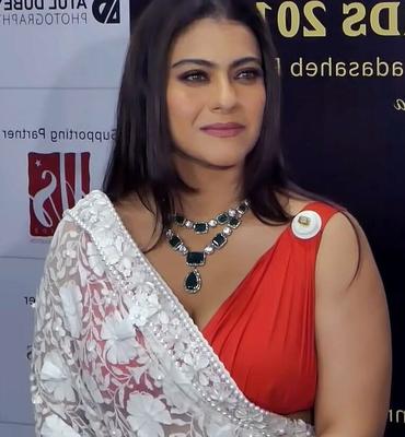 Kajol - Celebridad india con curvas en sari en los premios Dadasaheb Phalke