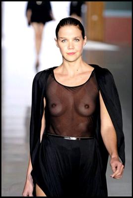 Maggie Gyllenhaal nua em topless