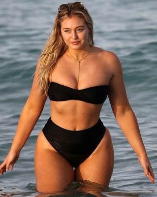 Iskra Lawrence - Modelo británica muestra sus curvas en la playa