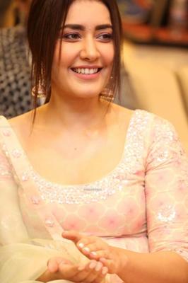 Raashi Khanna - Hermosa diva india de Bollywood en un evento