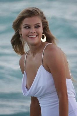 Nina Agdal Deslizamiento del pezón