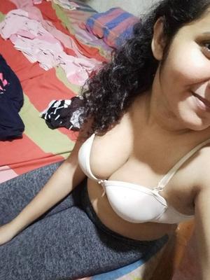 Indiana Milf dedilhado com tesão porra