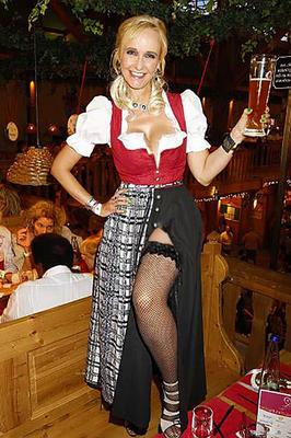 Fesche Madln im Dirndl zum Dreihundertvierundachtzigste`n